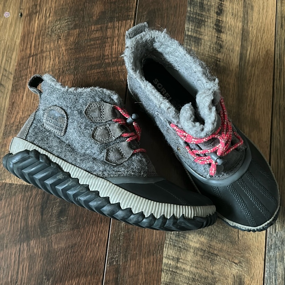 Girls  youth out and about sorel boots. Snow/winter. Size 4